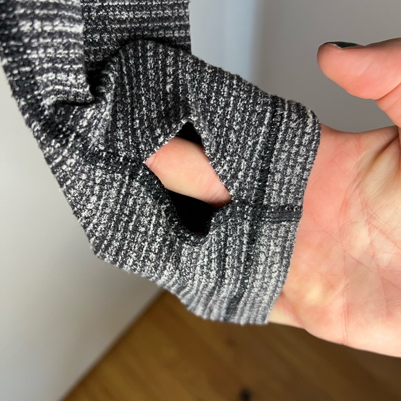 Old school knit lululemon pullover with thumbholes and hood, size 10 - Picture 5 of 5